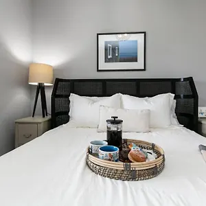  Apartment Lovely 2 Bedroom Steps From The Canada